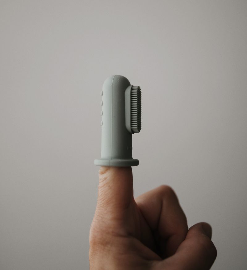Mushie - Finger Toothbrush Cambridge Blue / Shifting Sand